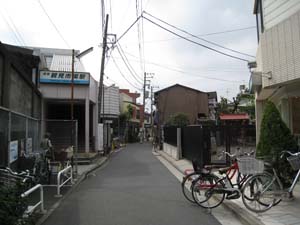 鶴見市場駅の階段を降りたお向かいが専念寺