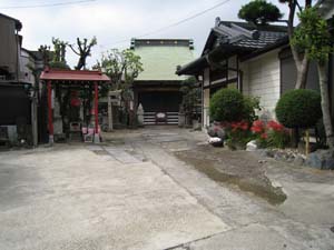 ご本堂左手前にいぼとり地蔵の地蔵堂