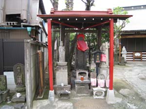 地蔵堂の中央にいぼとり地蔵