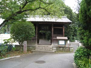 子生山の額が掛けられた東福寺山門