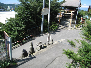 八幡社のすぐ前の路傍にいぼ直し石