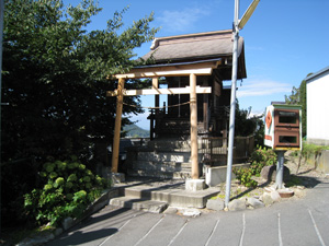 向かって右前方から見た八幡社