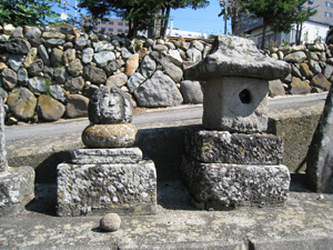 6つの石塔の真ん中の2つで、右側がいぼ石