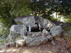 医王神の岩の塊（古墳の石室）
