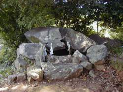 医王神の岩の塊(古墳の石室)