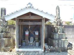 墓地の奥にある地蔵さん