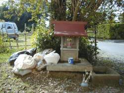 いぼ神様の祠、空木の木、お供えのモミガラ