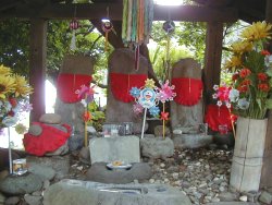 地蔵の前の石を持ち帰ってイボを擦るとイボが取れます。