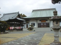 普伝院本堂と安間稲荷