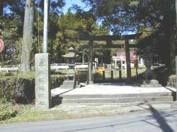 JR踏切の東側の鳥居