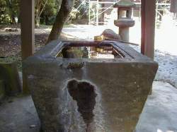 御手洗の神水をつけるとイボが取れる。