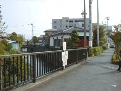 北側のおうらい橋から見た瘡守稲荷