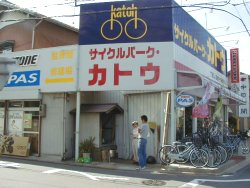 加藤自転車屋さんのご主人にお地蔵様のお話を聞く。