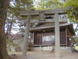 諏訪神社の鳥居と神殿