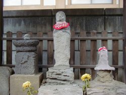 地蔵さんの顔の形がくずれている。