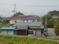 堤防下にある権八地蔵の地蔵堂