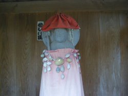 奉納された貝殻の首飾り