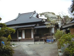 霊川寺の本堂、右隅がいぼとり地蔵堂