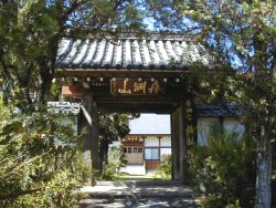 曹洞宗森淵山梅林院の山門