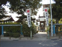 正門の正面奥にいぼ地蔵の地蔵堂がある。