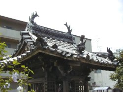 しゃちほこのある地蔵堂の屋根