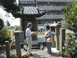 一宮市のいぼ地蔵前で地元の方に話を聞く。