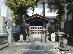 地蔵堂の前に自然石の水鉢