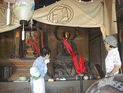 寺の向かえにお住まいのKさんに説明して頂いた。