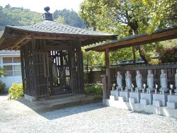 延命地蔵尊の地蔵堂と六地蔵