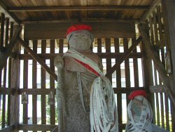 延命地蔵尊は大小二体です。