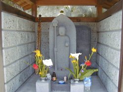 訪問時には小石の奉納がありませんでした。