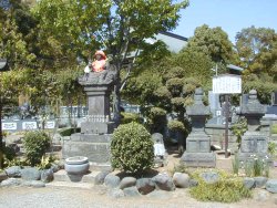 とんがらし地蔵の右隣が宝筐印塔