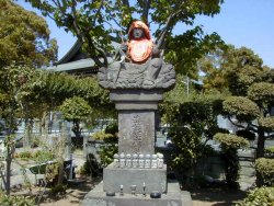 地蔵の下の石塔に法華経六部供養とある