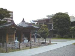 地蔵堂と宝塔寺の本堂