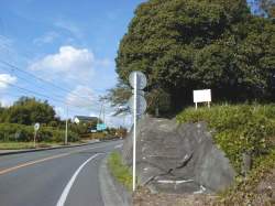 県道320号線、右の道を登ると疣観音