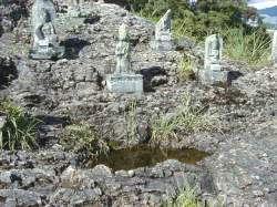 岩の窪みに溜まった水