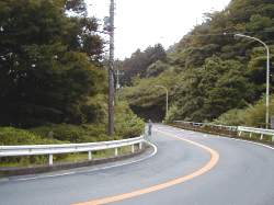 須雲川橋の箱根側・写真の左手に弘法のいぼとり水