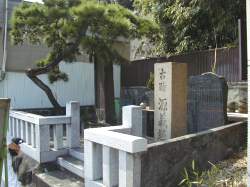 東側から見た義経硯水の古蹟