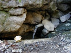 滝の湧き水をイボにつけるとイボが取れる
