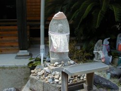 地蔵の前の石でイボをこするとイボが取れる