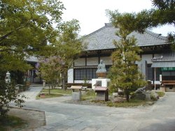 前庭の亮山阿闍梨の坐像