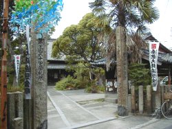 宝全寺山門、入って右側に地蔵堂