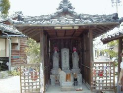 地蔵堂の中の二体のいぼとり地蔵尊