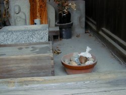 地蔵堂の石を借りてイボをこするとイボが取れる