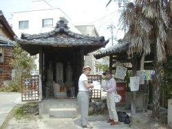 地蔵堂前にて宝全寺御住職のお話を聞く