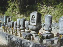 八世住職のお墓がいぼ神様