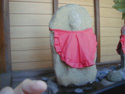 左側の疣地蔵尊、丸石でイボをこするとイボが取れる