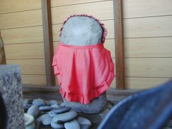 右側の疣地蔵尊、顔がはっきりしない