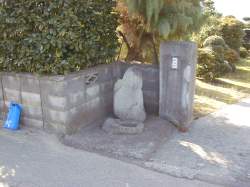 左門柱前のいぼ神様