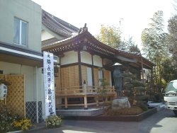 本堂の前に浄土真宗開祖親鸞聖人の立像がある。